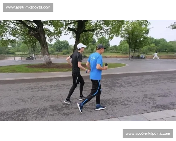 雨幕中绳牵追光：视障跑者与陪跑员的无畏训练