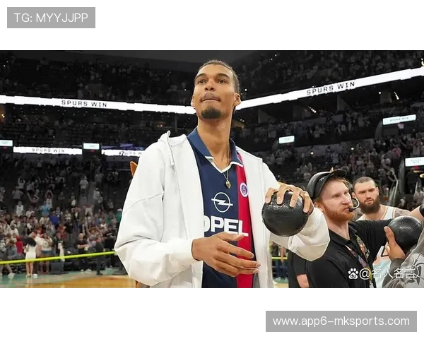 文班亚马跨界封神！C 罗式电梯球破门，篮球足球双天赋引爆体坛